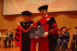 畢業典禮當天頒贈榮譽博士給黃仁先生