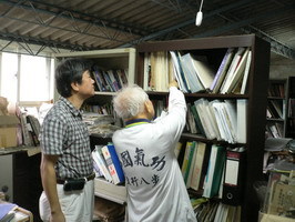 黃仁先生找書籍給井老師